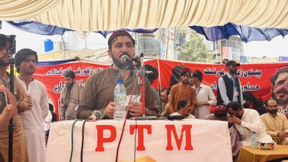 منظور پشتین: مقامهای پاکستانی مانع جمعآوری کمک برای زلزلهزدگان هرات شدند