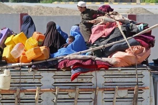 مېرسري ورځپاڼه: له پاکستانه شړل شوي افغان کډوال هڅه کوي چې بیرته دې هېواد ته راستانه شي