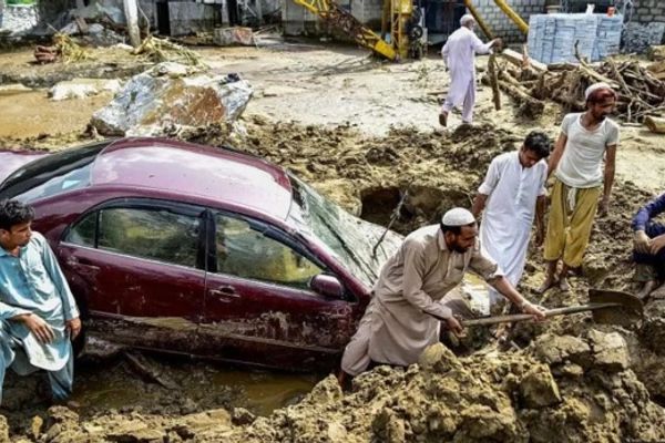 په پاکستان کې د سېلابونو او ورښتونو امله د مړو شمېر ۷۰۰ تنو ته رسېدلی