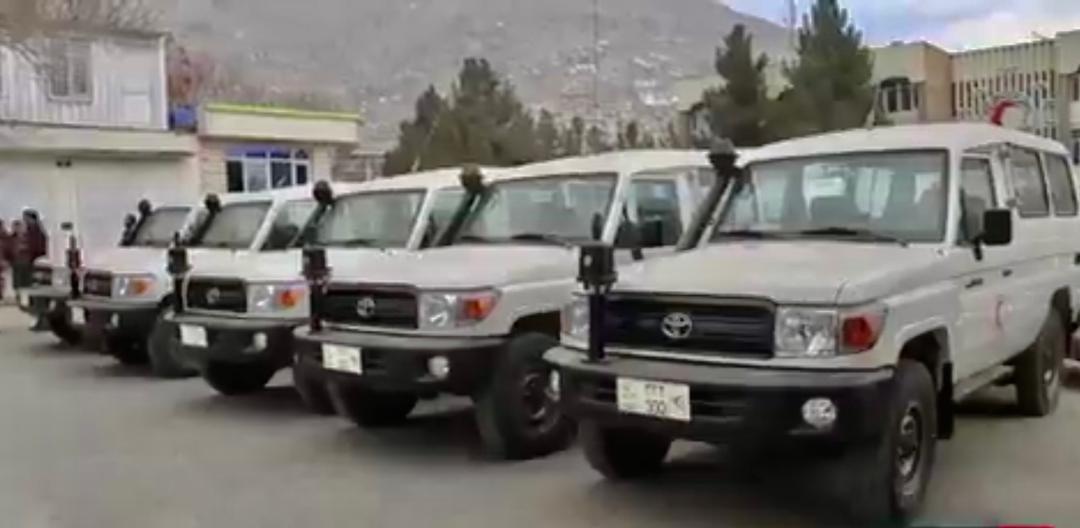 سره صليب د طالبانو له سرې مياشتې ټولنې سره د ۱۶ امبولانسونو مرسته وکړه