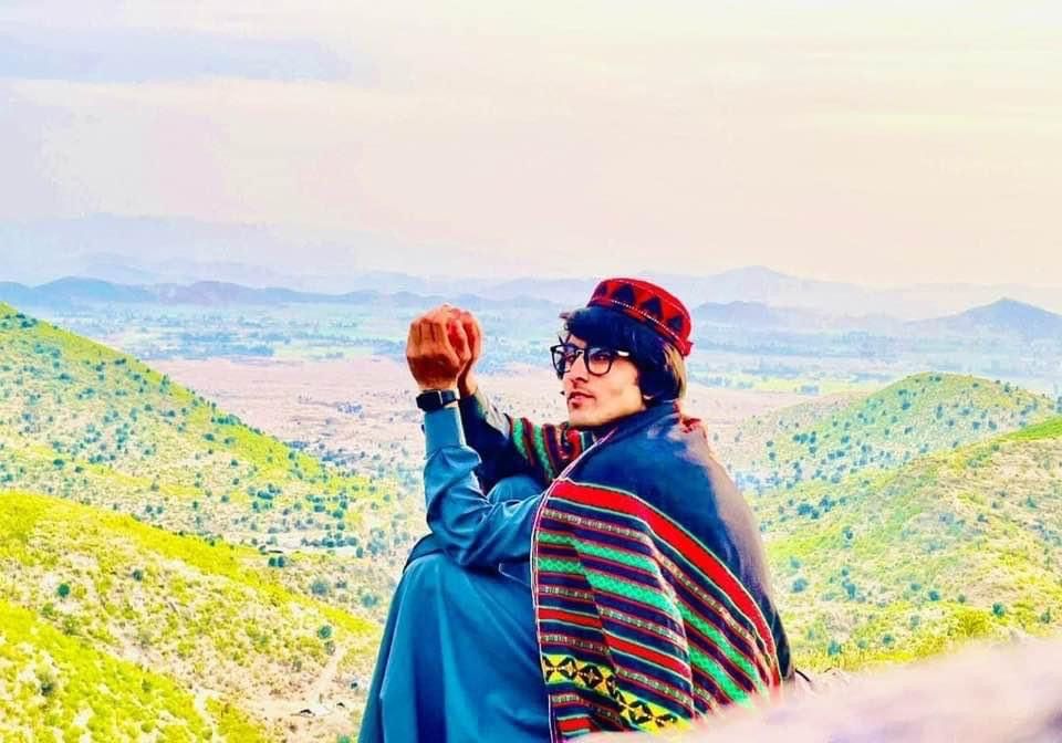 په خوست کې طالبانو یو محصل د ګیله من وزیر انځور د خپرولو په جرم زنداني کړی دی 