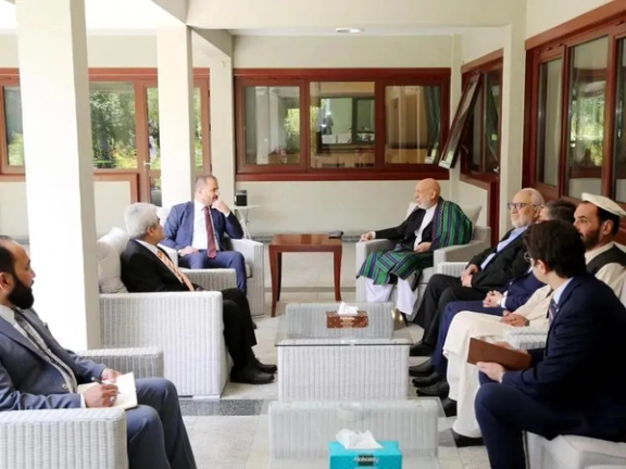 حامد کرزی د طالبانو تر واکمنۍ لاندې په لومړي ځل په کابل کې د ترکیې سفارت ته تللی