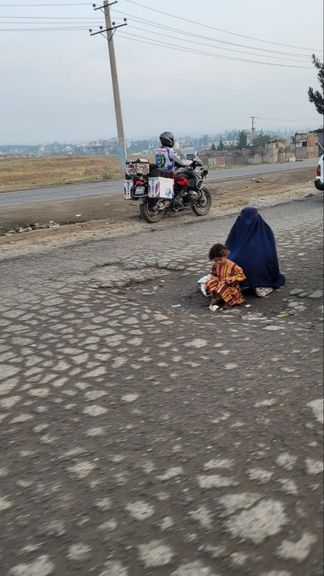 چشمدید گردشگران روس: در حاکمیت طالبان، زنان فقیر چارهای جز گدایی ندارند