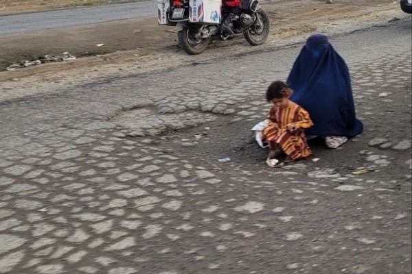 چشمدید گردشگران روس: در حاکمیت طالبان، زنان فقیر چارهای جز گدایی ندارند