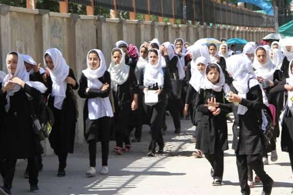 نړۍوال بنسټونه: د نجونو د ښوونځیو تړل او بېوزلي په کم عمر کې د نجونو د ودونو لامل شوي دي