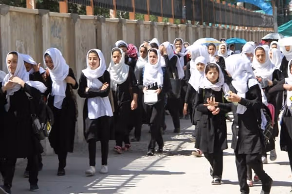 نړۍوال بنسټونه: د نجونو د ښوونځیو تړل او بېوزلي په کم عمر کې د نجونو د ودونو لامل شوي دي