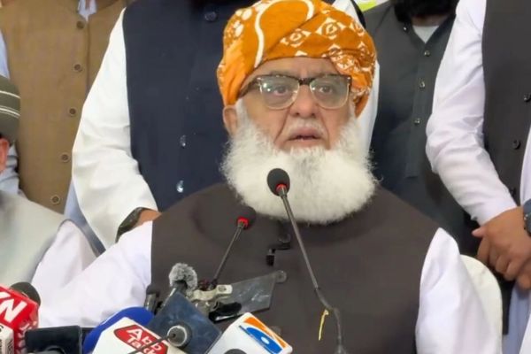 مولانا فضل الرحمان: افغانستان ثبات ته او پاکستان یو باثباته ګاونډي ته اړتیا لري