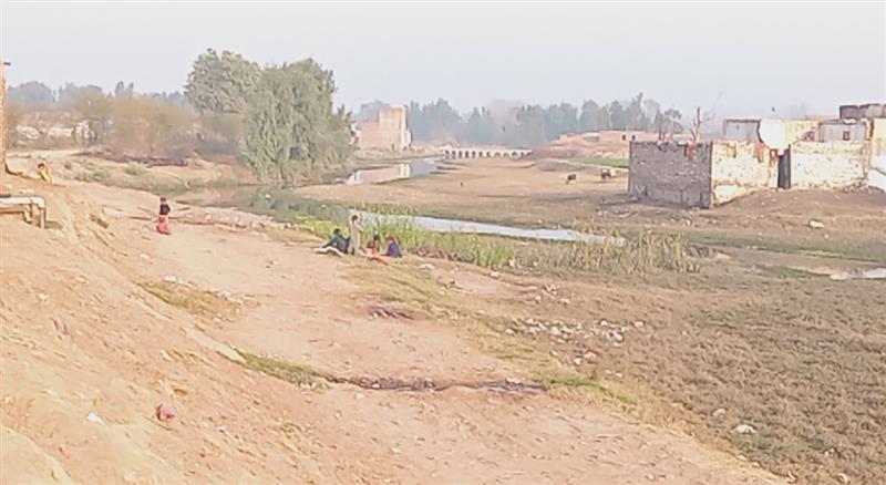 پاکستان د زندۍ کمپ کې د افغان کډوالو په نږدې اته سوه کورنیو اوبه، برېښنا او ښوونځي تړلي دي