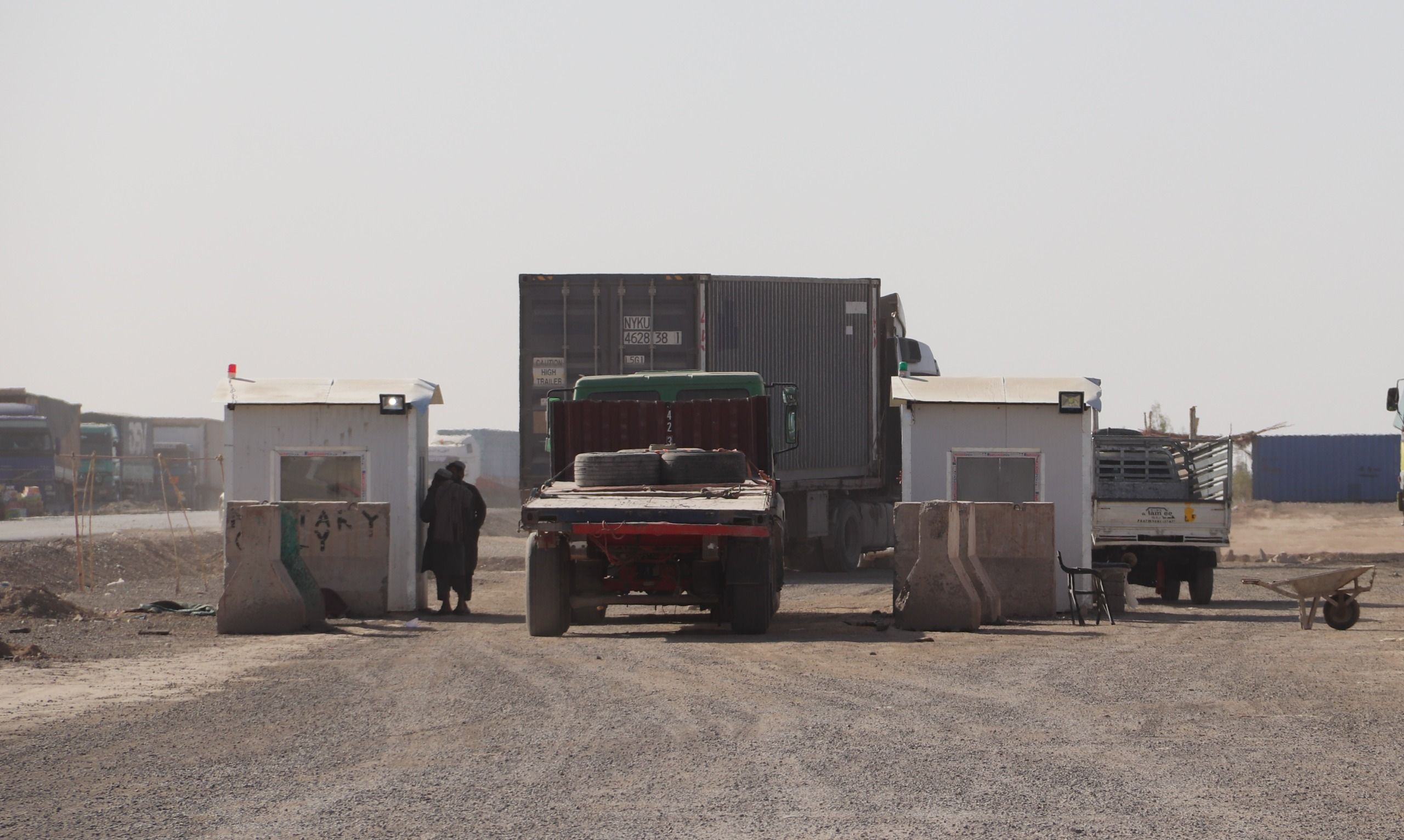 د کندهار له ټولپلازې د موټر چلوونکو شکایت: د طالبانو عواید زیات دي، حساب او خدمات نه‌شته