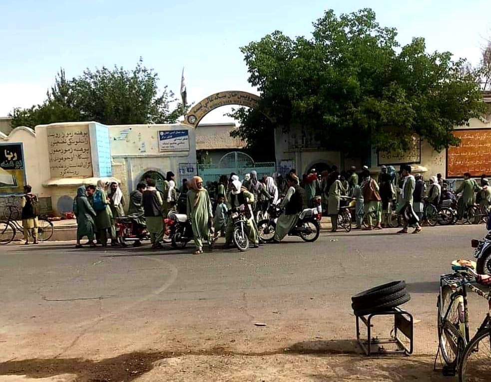 آغاز امتحانات در مناطق گرمسیر؛ دانش‌آموزان بی‌کلاه اجازه نیافتند در امتحان شرکت کنند