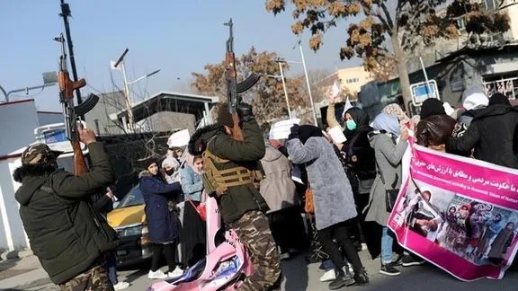 اروزنه: افغانان د طالبانو له لوري د بشري حقونو له سرغړونو سره مخ دي