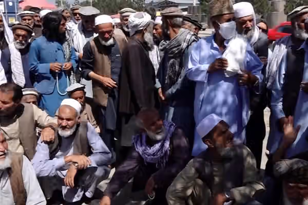 یک شهروند: «معلمی که حقوق تقاعدش پرداخت نشد برای درمان فرزندش به مردم رو انداخت»