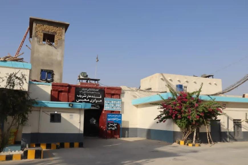 طالبان وايي، په کندهار او سمنګان ولایتونو کې یې ۲۹۵ بندیان خوشې کړي دي