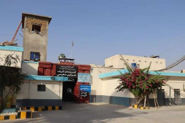 طالبان وايي، په کندهار او سمنګان ولایتونو کې یې ۲۹۵ بندیان خوشې کړي دي