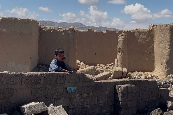 خیبر پښتونخوا کې د افغان کډوالو پر ضد عملیات؛ پولیسو د استوګنې کورونه هم نړولي