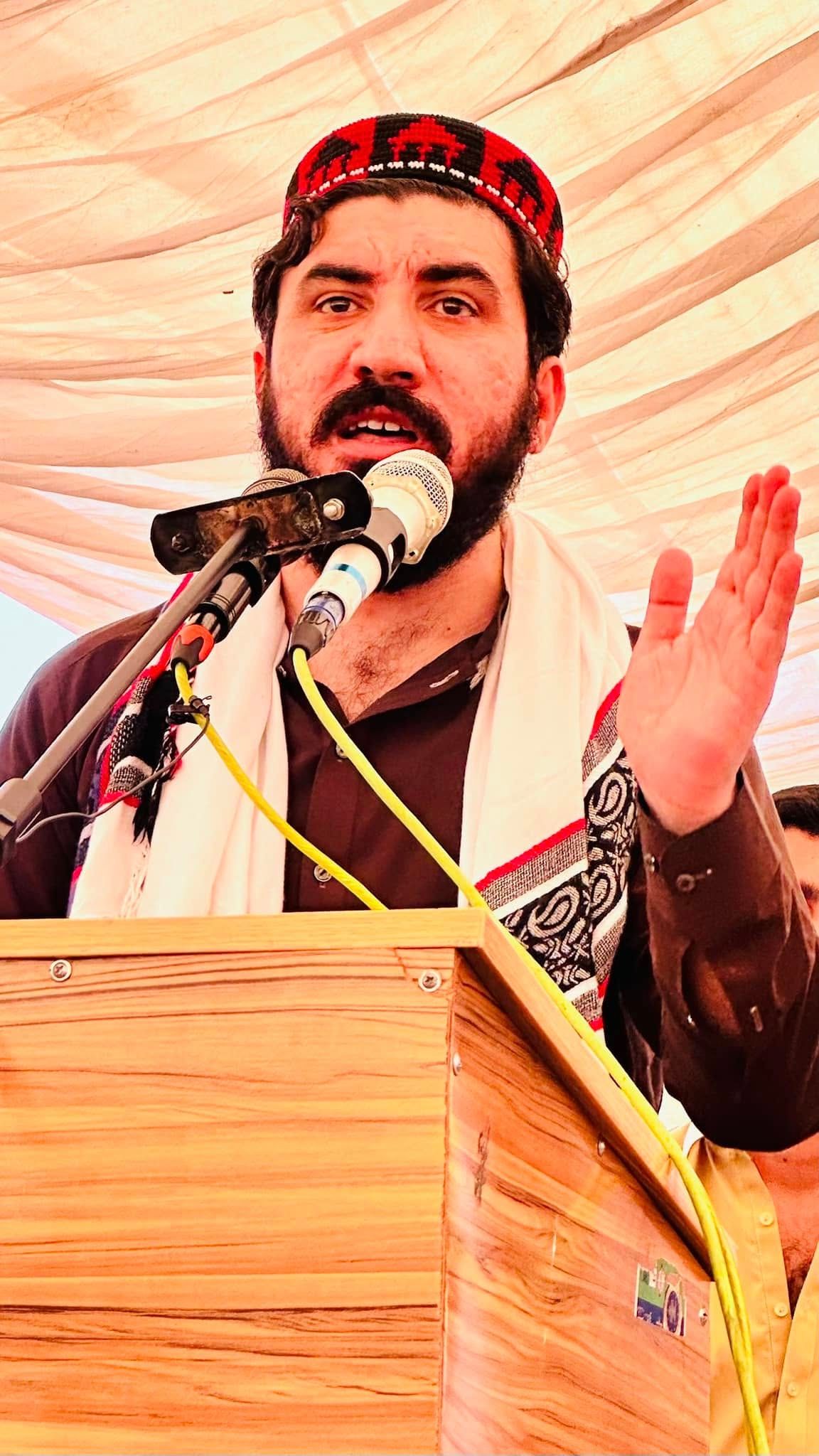 منظور پښتین د نړۍوال اقتصادي فورم غونډې پر مهال خلک لاریون ته بللي دي