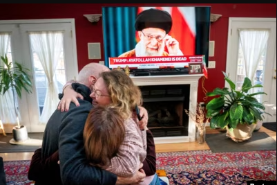 فرحة عائلة إيرانية بعد تأكيد مقتل علي خامنئي