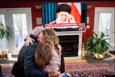 فرحة عائلة إيرانية بعد تأكيد مقتل علي خامنئي