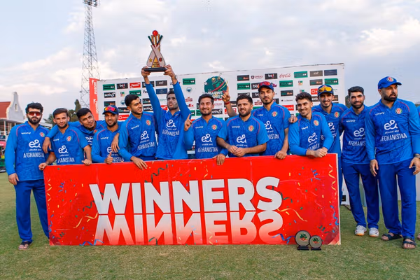 تیم ملی کریکت افغانستان با کسب سومین پیروزی مقابل زیمبابوه، جام قهرمانی را بالای سر برد