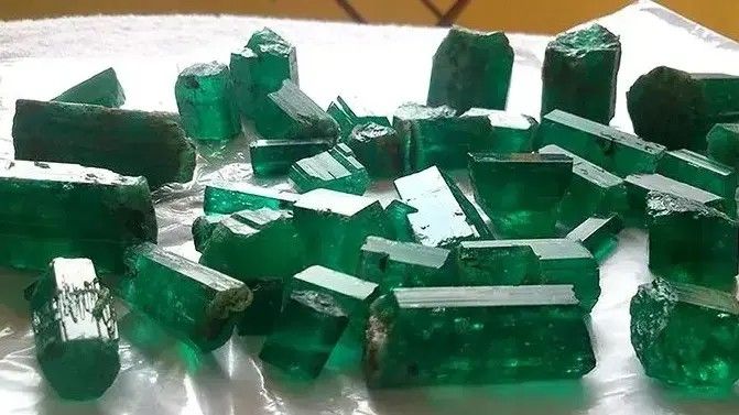 طالبان می‌گوید سرمایه‌گذاران ایرانی خواهان ایجاد بازار مشترک برای فروش زمرد پنجشیر اند