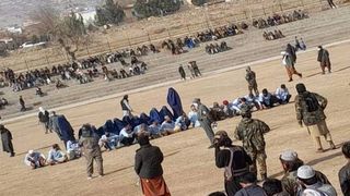 طالبانو له ۲۰۲۴ کال راهیسې ۲۹۱ ښځې په عام محضر کې په دُرو وهلې دي