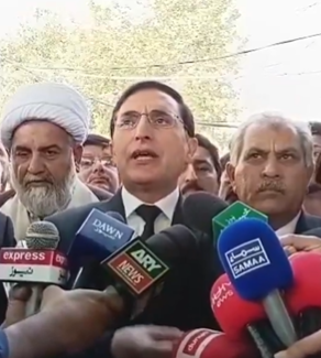 ګوهر خان: په محکمه کې د خیبر پښتونخوا د والي واکمني ناقانونه ثابتوو