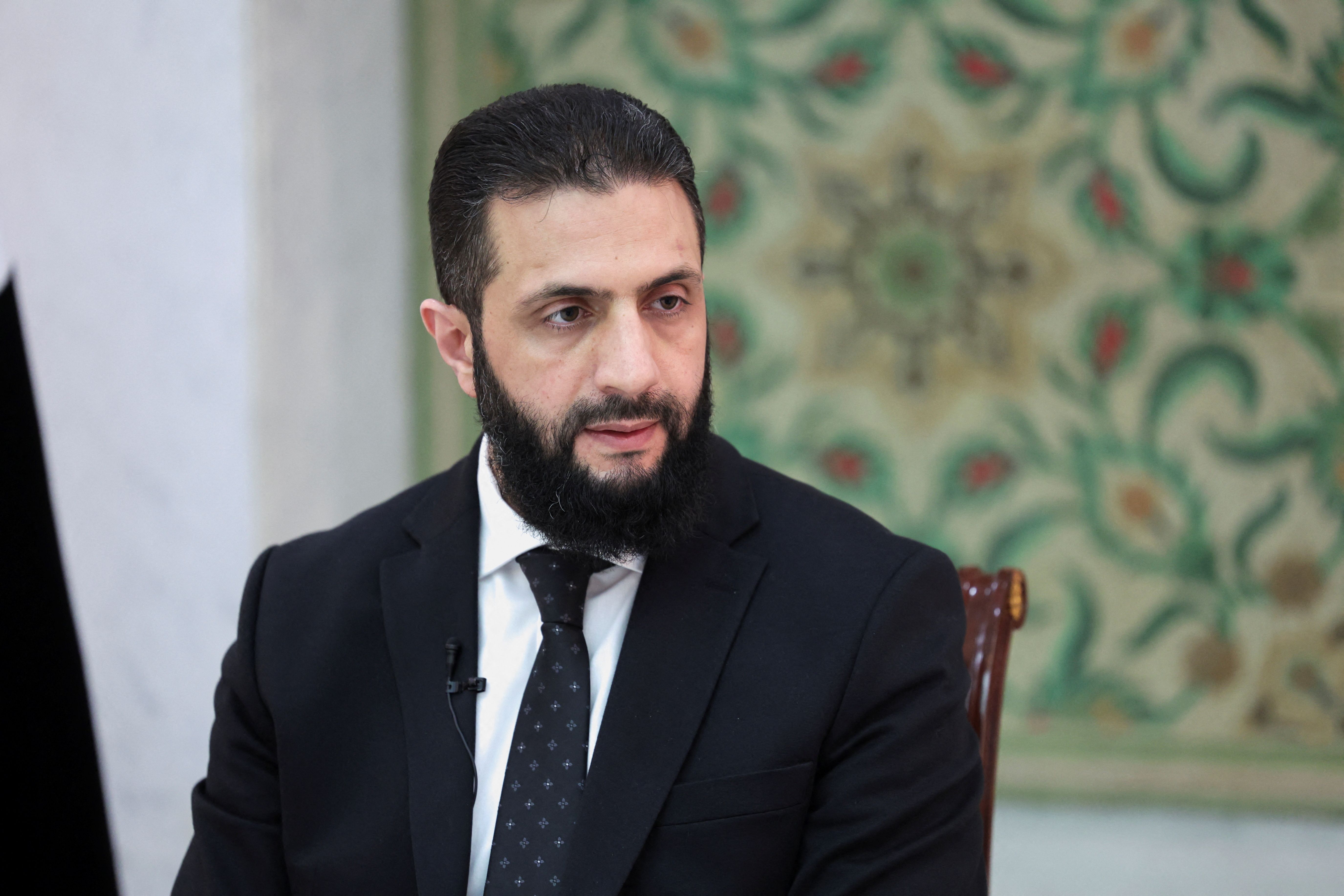 د سوریې موقت ولسمشر احمد الشرع امریکا ته ورسېد