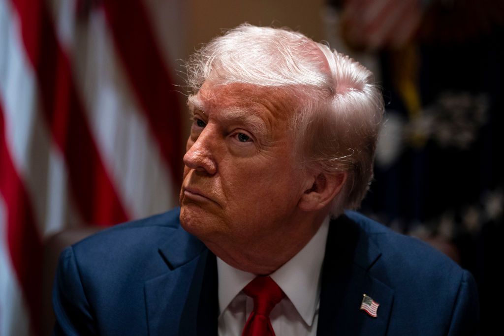 اکسیوس: ټرمپ پر ایران د برید د پرېکړې په اړه زړه نا زړه دی