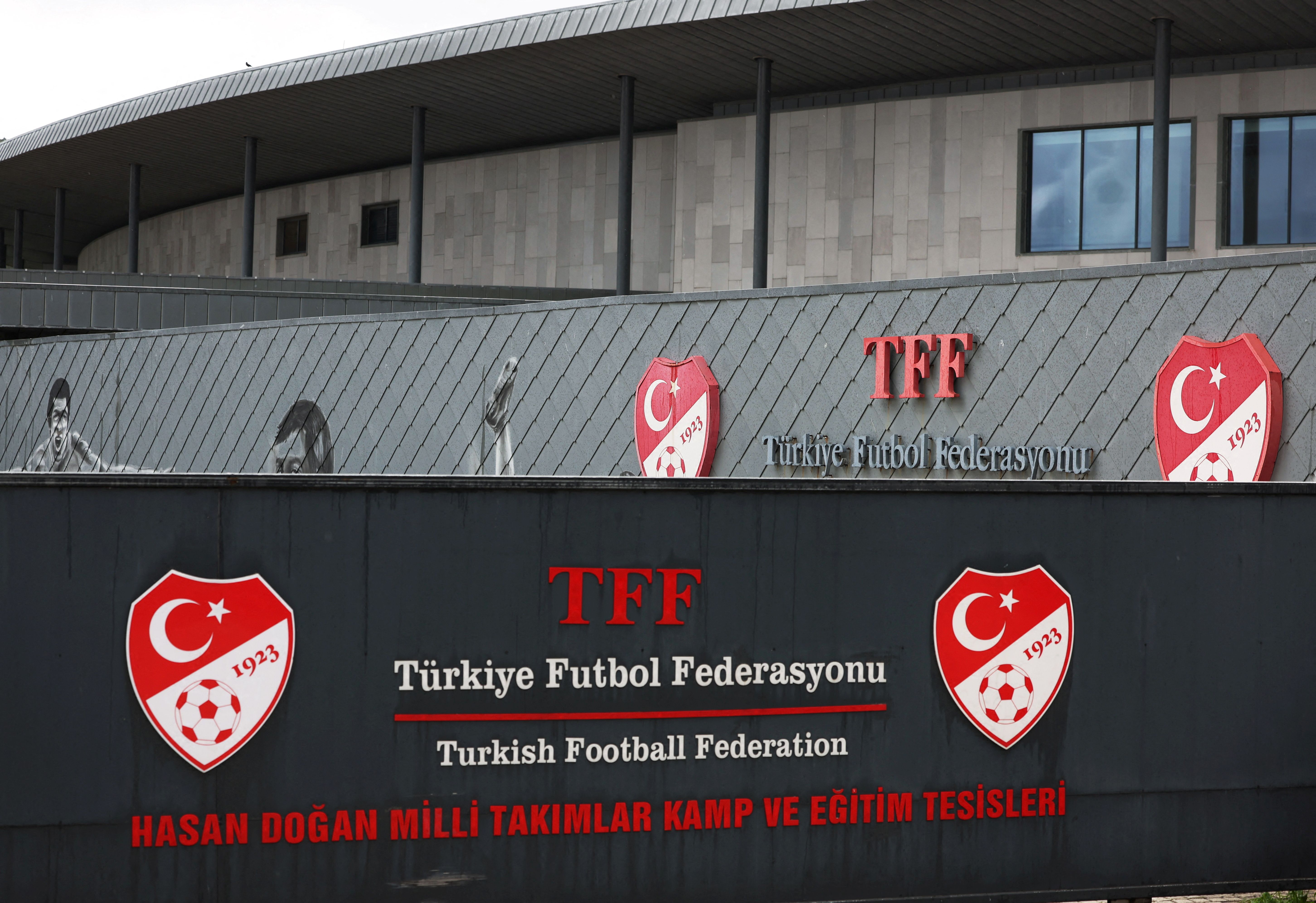 جنجال شرط‌بندی در فوتبال ترکیه؛ نام مدیر پیشین باشگاه گالاتاسرای در میان بازداشت‌شدگان