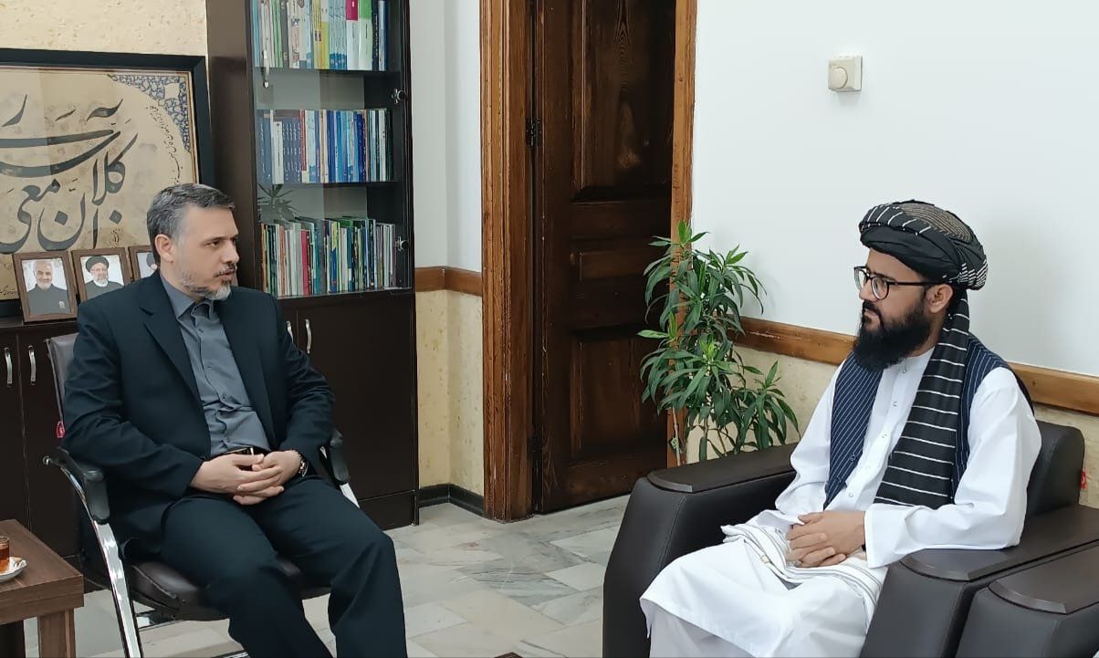 طالبانو او ایراني چارواکو  په مشهد کې د افغان بندیانو پر لېږد خبرې کړې دي 