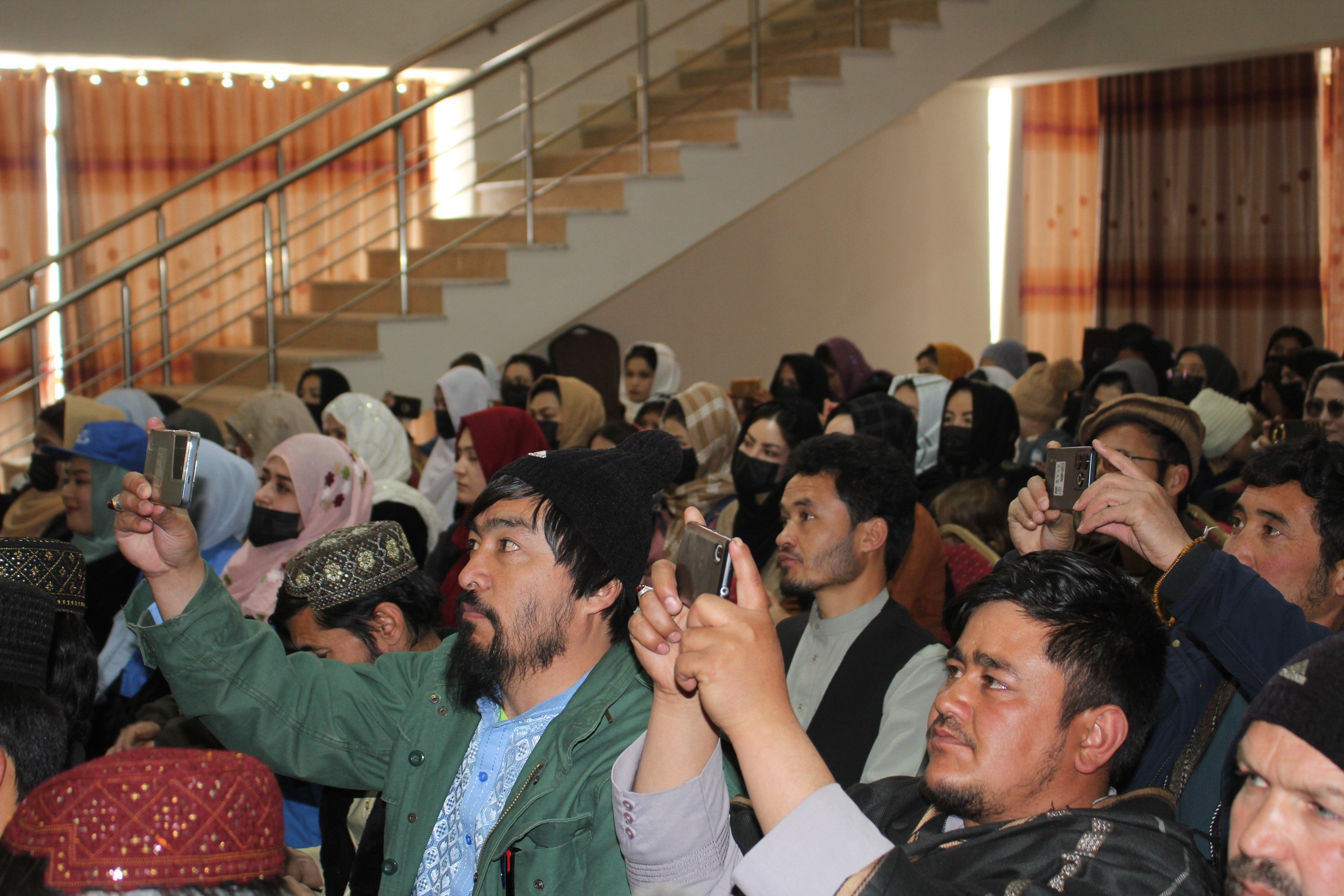 حضور زنان و مردان در یک سالن در حضور والی طالبان در بامیان