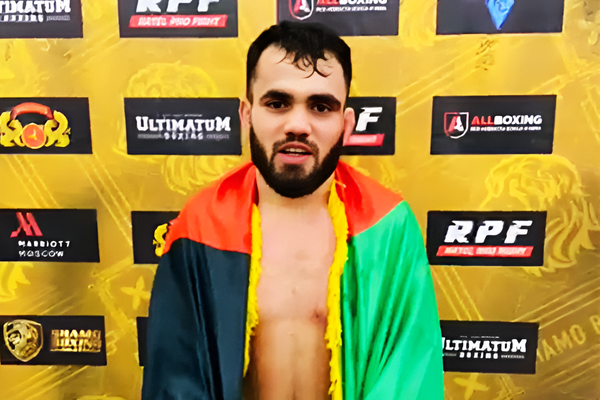 میلاد عزیزی، مشتزن افغان حریف خود را در روسیه ناکاوت کرد