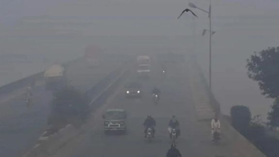 د هوا ککړتیا له امله لاهور کې د ښوونځي ماشومان پرانیستي چاپیریال کې له لوبو منع شول