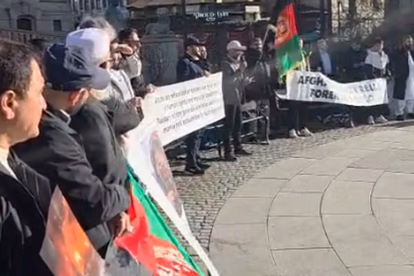 پر افغانستان د پاکستان د بریدونو خلاف په ناروې کې افغانانو لاریون کړی