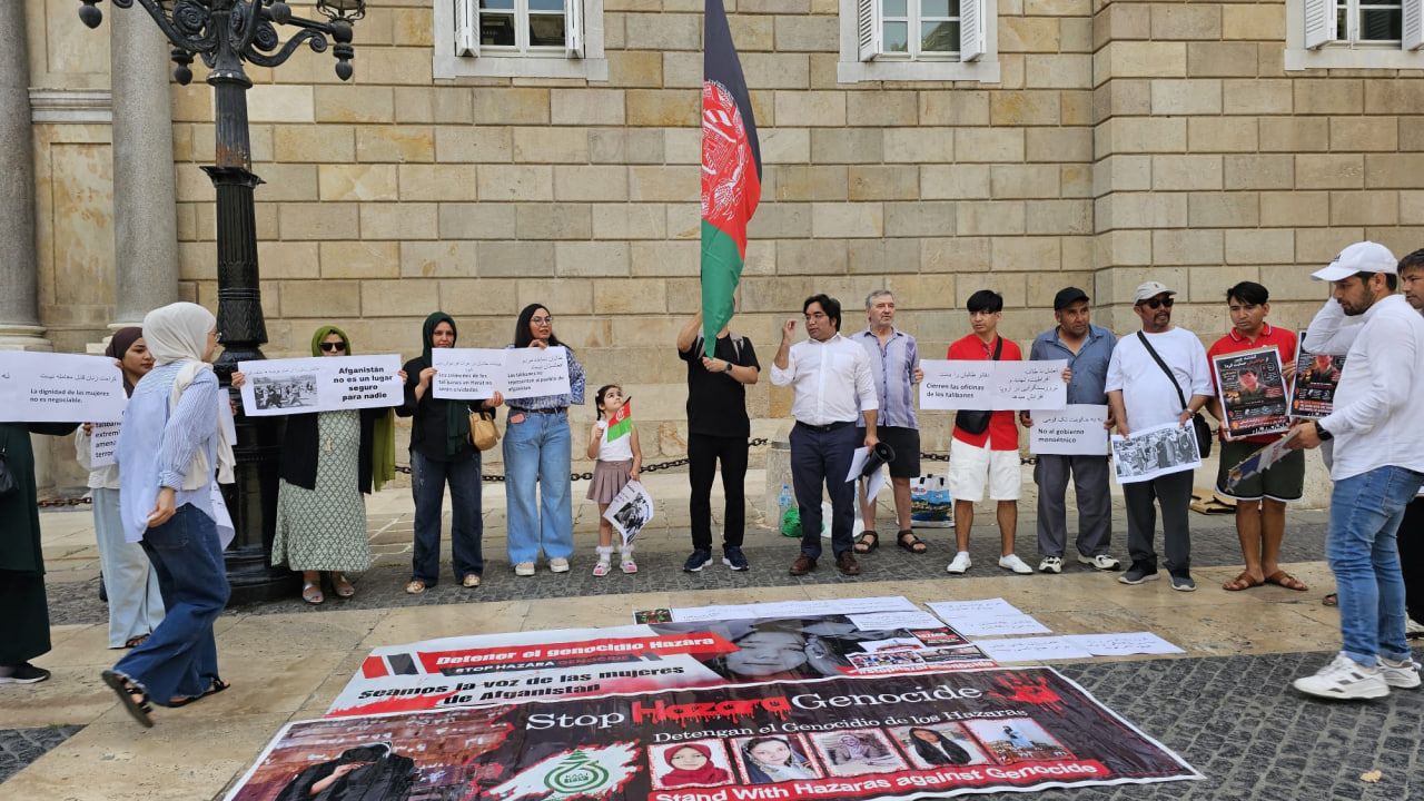 افغان‌های معترض در اسپانیا علیه تعامل دیپلوماتیک با طالبان تجمع کردند