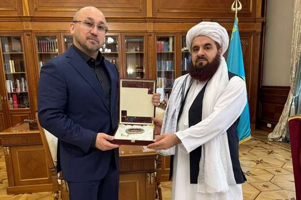 په روسیې کې طالب سفیر د قزاقستان له سفیر سره د دوه اړخیزو اړیکو په تړاو غږېدلی