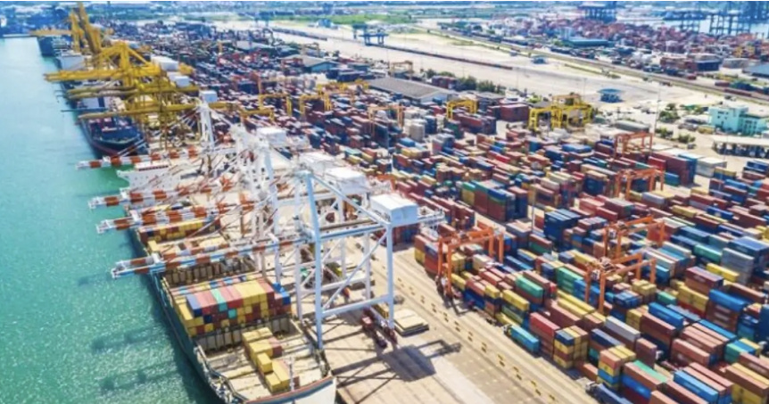 نحو 11 ألف حاوية ترانزيت أفغانية عالقة في ميناء كراتشي