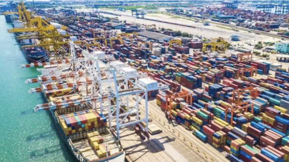 نحو 11 ألف حاوية ترانزيت أفغانية عالقة في ميناء كراتشي