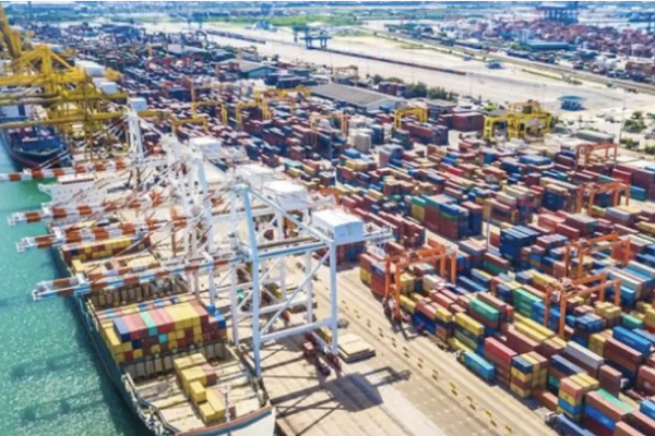 نحو 11 ألف حاوية ترانزيت أفغانية عالقة في ميناء كراتشي