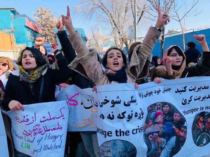 منابع افغانستان اینترنشنال: دو زن معترض توسط طالبان بازداشت شده‌اند