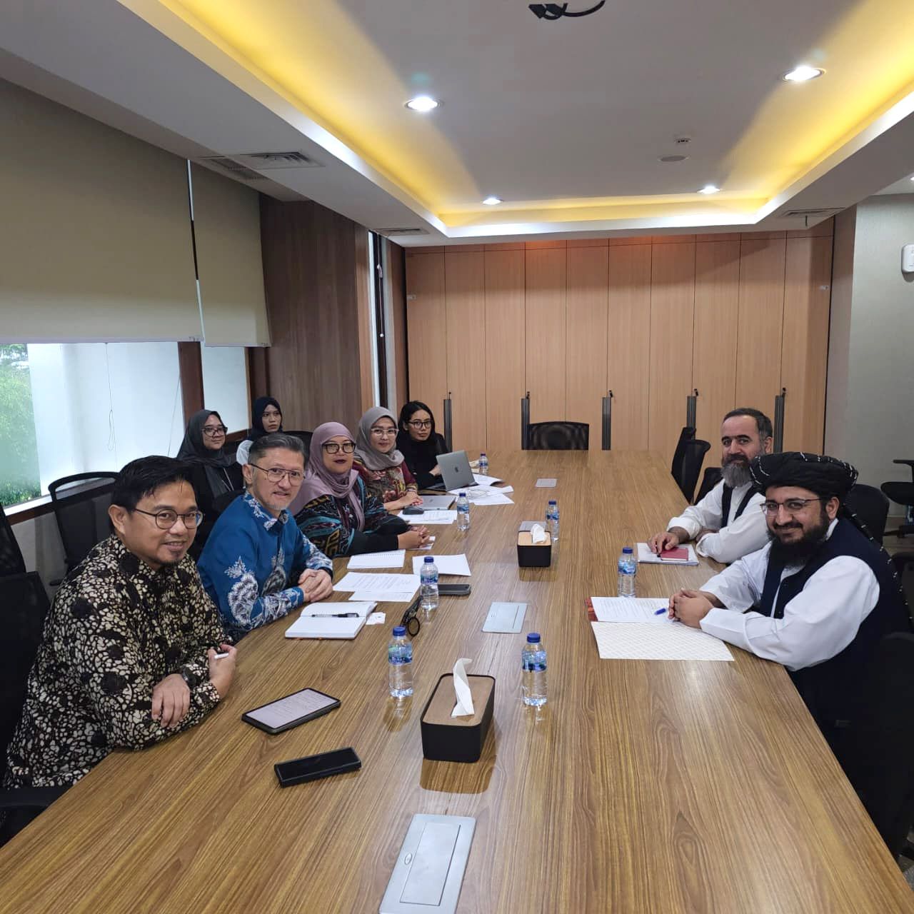 د طالبانو سفیر له اندونیزیایي چارواکو سره د افغان بندیانو د وضعیت په اړه خبرې کړې