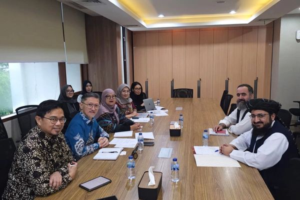 د طالبانو سفیر له اندونیزیایي چارواکو سره د افغان بندیانو د وضعیت په اړه خبرې کړې