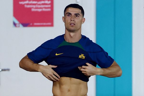 سالی ۲۰۰ میلیون یورو برای ستاره پرتگالی؛ رونالدو به پیوستن به تیم النصر عربستان میاندیشد