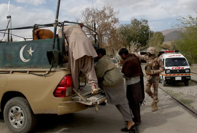 السفير الباكستاني السابق: على إسلام آباد حل مشكلاتها داخل باكستان