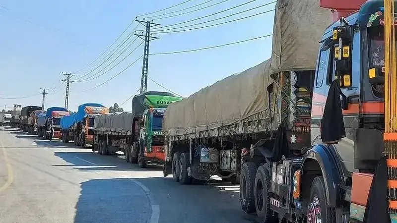 روزنامه پاکستانی: تجارت میان افغانستان و پاکستان به تدریج از سر گرفته شد