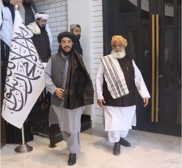 مولانا فضل الرحمن يشارك في مراسم طالبان لذكرى عودتها إلى السلطة