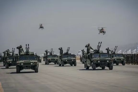 مشاور امنیت ملی ترامپ و وزیر خارجه پاکستان درباره بازپس‌گیری تسلیحات از طالبان گفتگو کردند