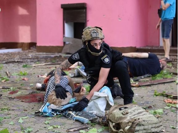 روسیې د خرسون په ښار د هدایت شویو بمونو برید کړی، چې پکې ۲ تنه وژل شوي او ۱۸ نور ټپیان دي