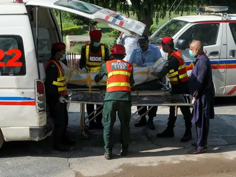 په پاکستان کې د افغان کډوالو د کډې لارۍ د چپه کېدو له امله ۲۴ کسانو ته مرګ ژوبله اوښتې