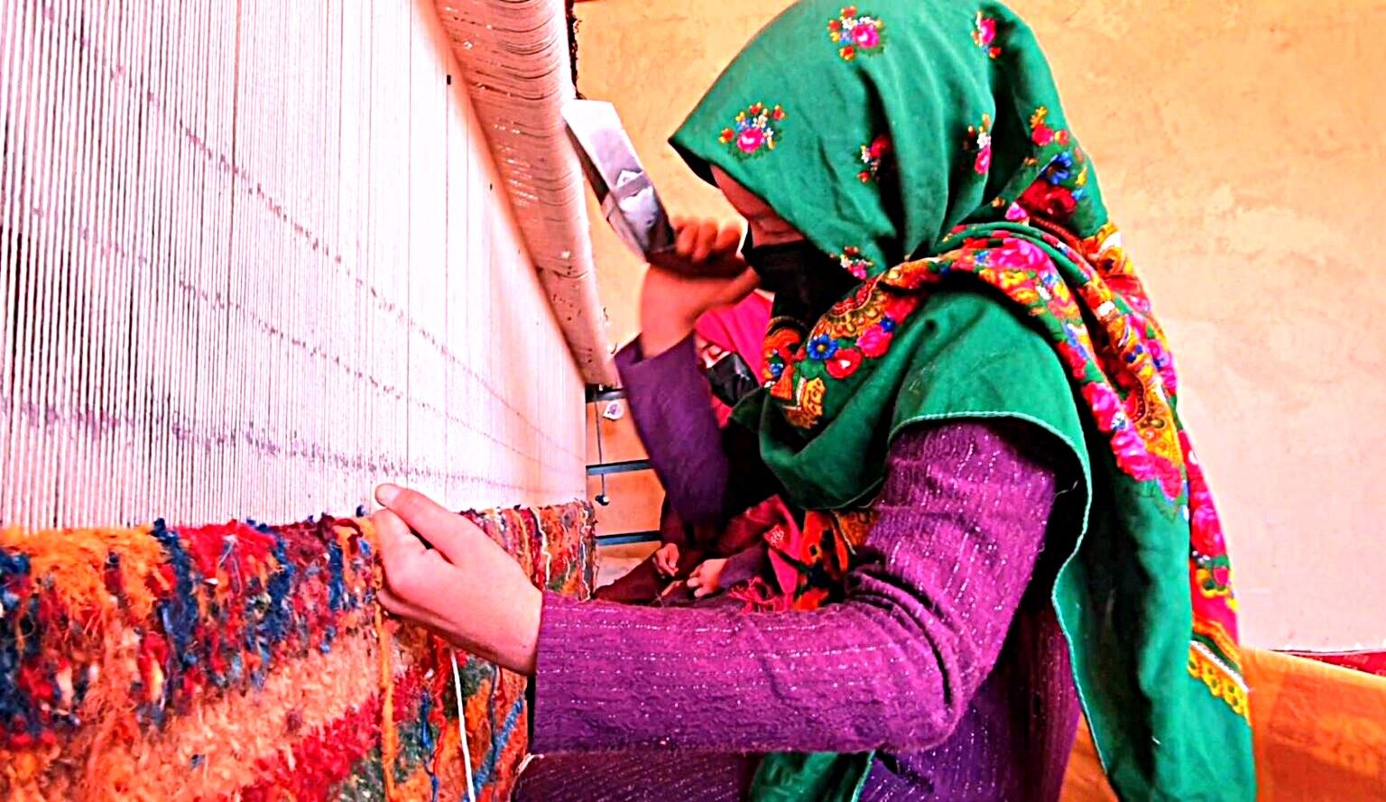 ملګري ملتونه: د افغانستان ښځې د قالین‌ اوبدلو په صنعت کې تر ټولو لږ مزد ترلاسه کوي